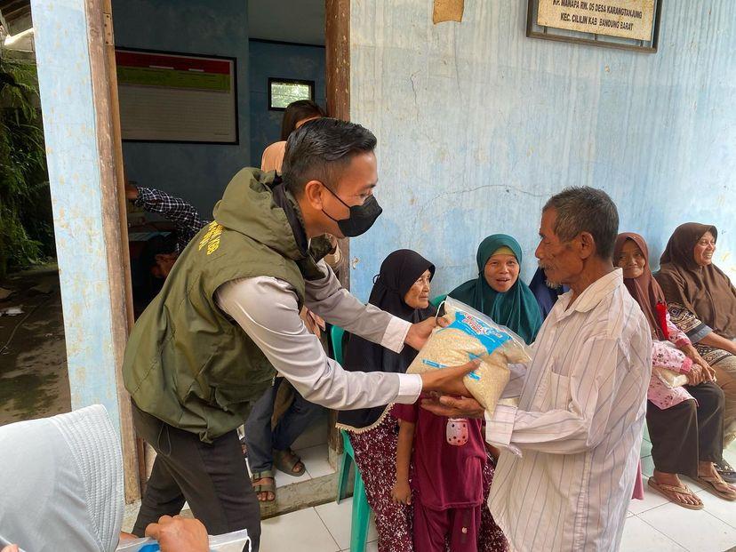 Jabar Bergerak KBB Bidang Sosial Salurkan 60 Paket Beras ke Lansia Desa Karangtanjung