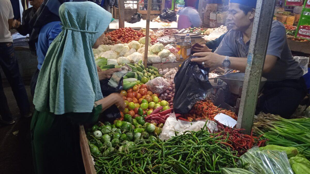 Jelang Nataru, Harga Kebutuhan Pokok di Pasar Mekarmukti Naik Sedikit-sedikit