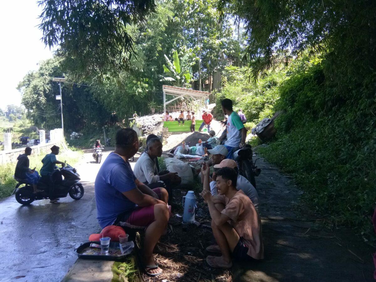 Bankeu 15 Juta Cair, RW 05 Desa Cililin Lakukan Rabat Beton Jalan Gang