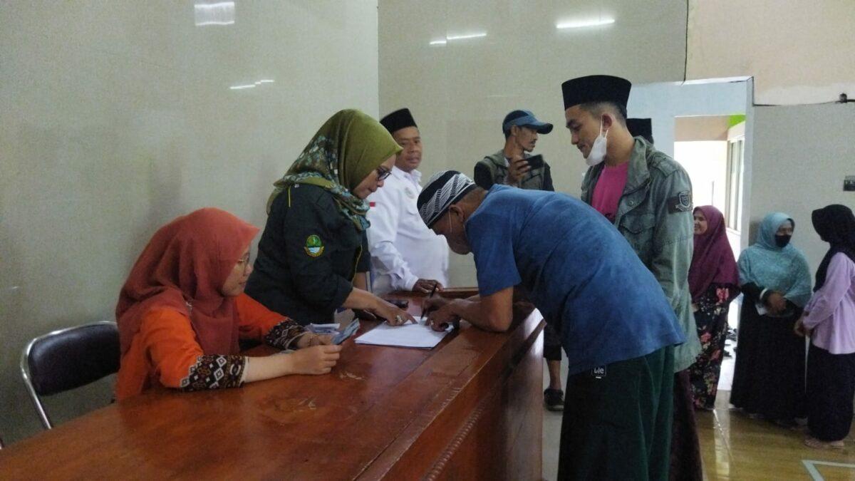 Dorong Semangat Mengajar, Pemdes Cililin Salurkan Uang Insentif ke 160 Guru Ngaji