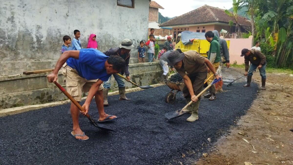 Perbaiki Jalan di 2 Titik, Desa Cililin Dapat Bankeu Pemkab Sekitar 100 Juta