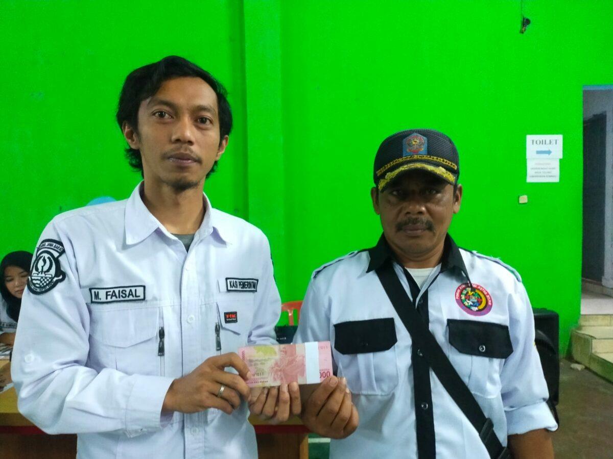 Cair, Pemdes Bongas Bagikan Insentif Ketua RT RW