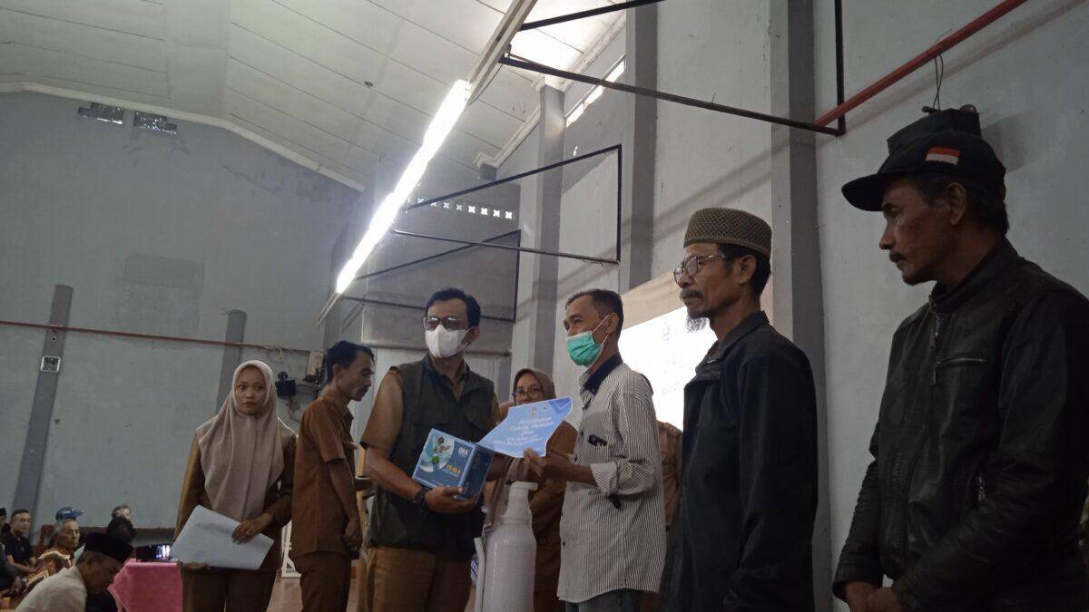 Pemdes Batujajar Barat Salurkan Oksigen dan Alat Tensi Darah