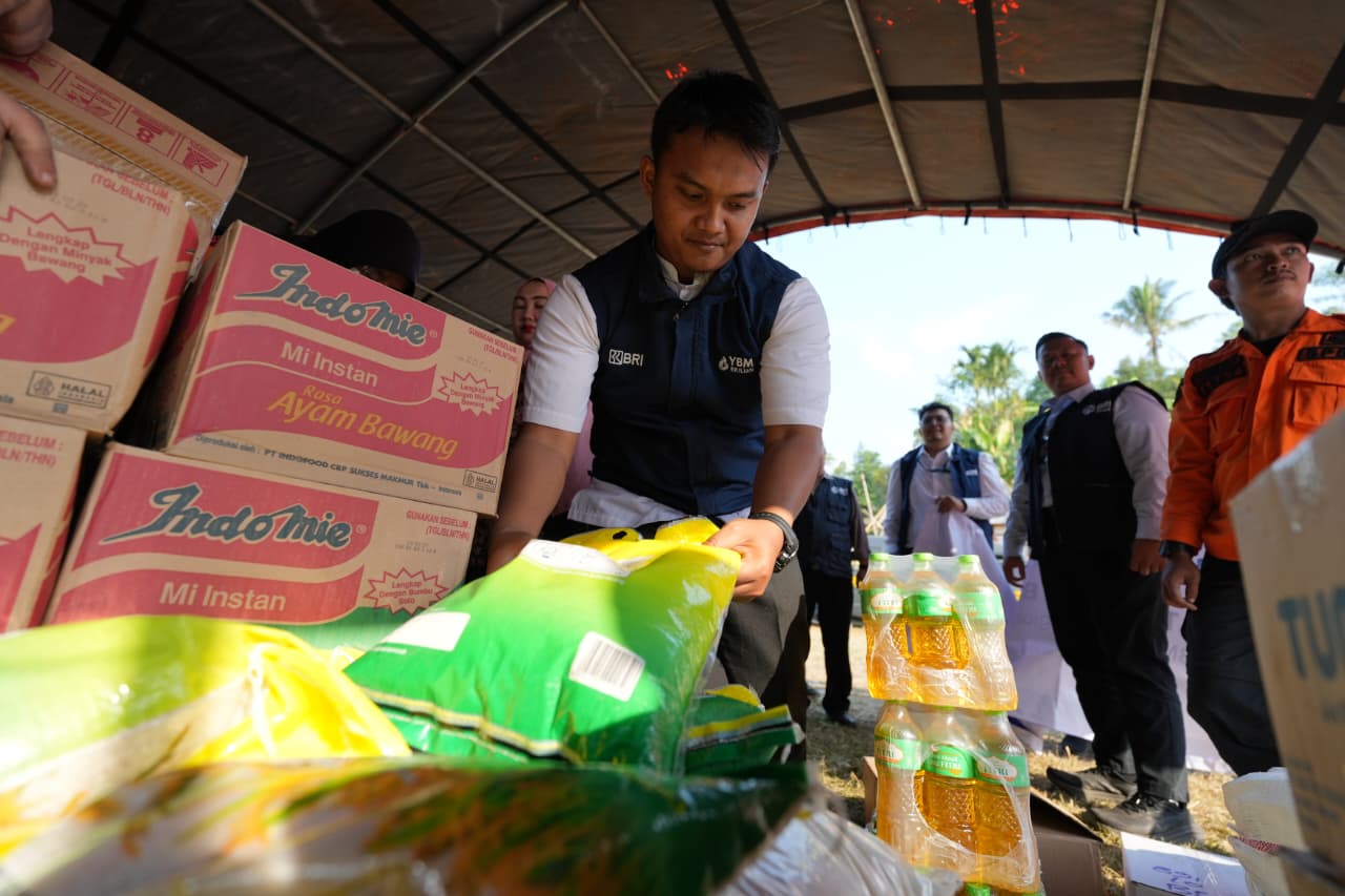 Peduli Bencana Kampung Adat Ciptamulya, BRI Region 9 Bandung Salurkan Bantuan Logistik dan Survival Kit Bersama YBM BRILian