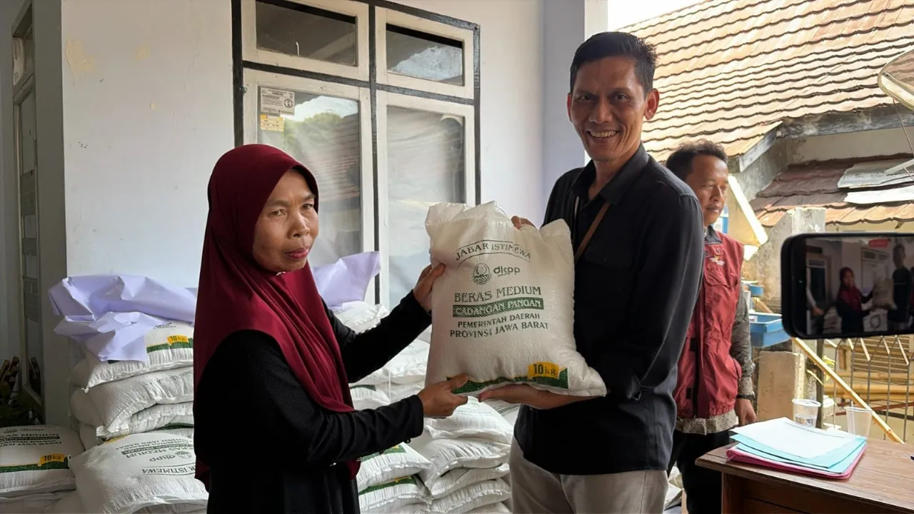 Pemprov Jabar Salurkan 1.500 Kilogram Beras, Pastikan Bantuan Pangan Tepat Sasaran