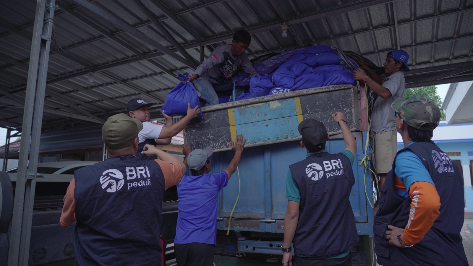 Sinergi BRI RO Bandung dan BO Jatibarang: Salurkan 5.000 Paket Sembako untuk Masyarakat Kurang Mampu