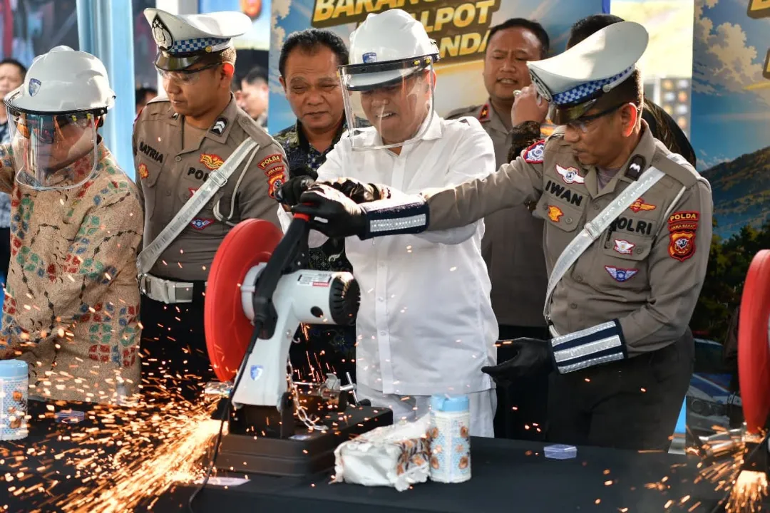 KDM dan Kapolda Jabar Musnahkan Barang Bukti Kejahatan, Termasuk Knalpot Brong dan Tramadol