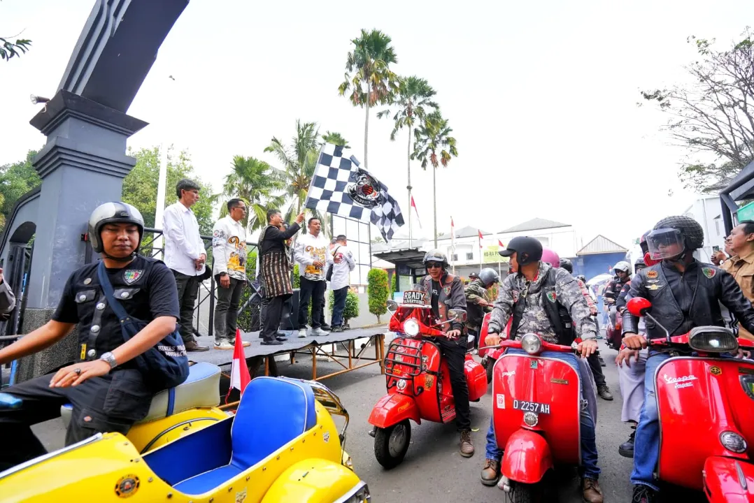 Komunitas Vespa Peringati HUT RI dengan Menggelar Kirab Merah Putih, Wagub Erwan Apresiasi