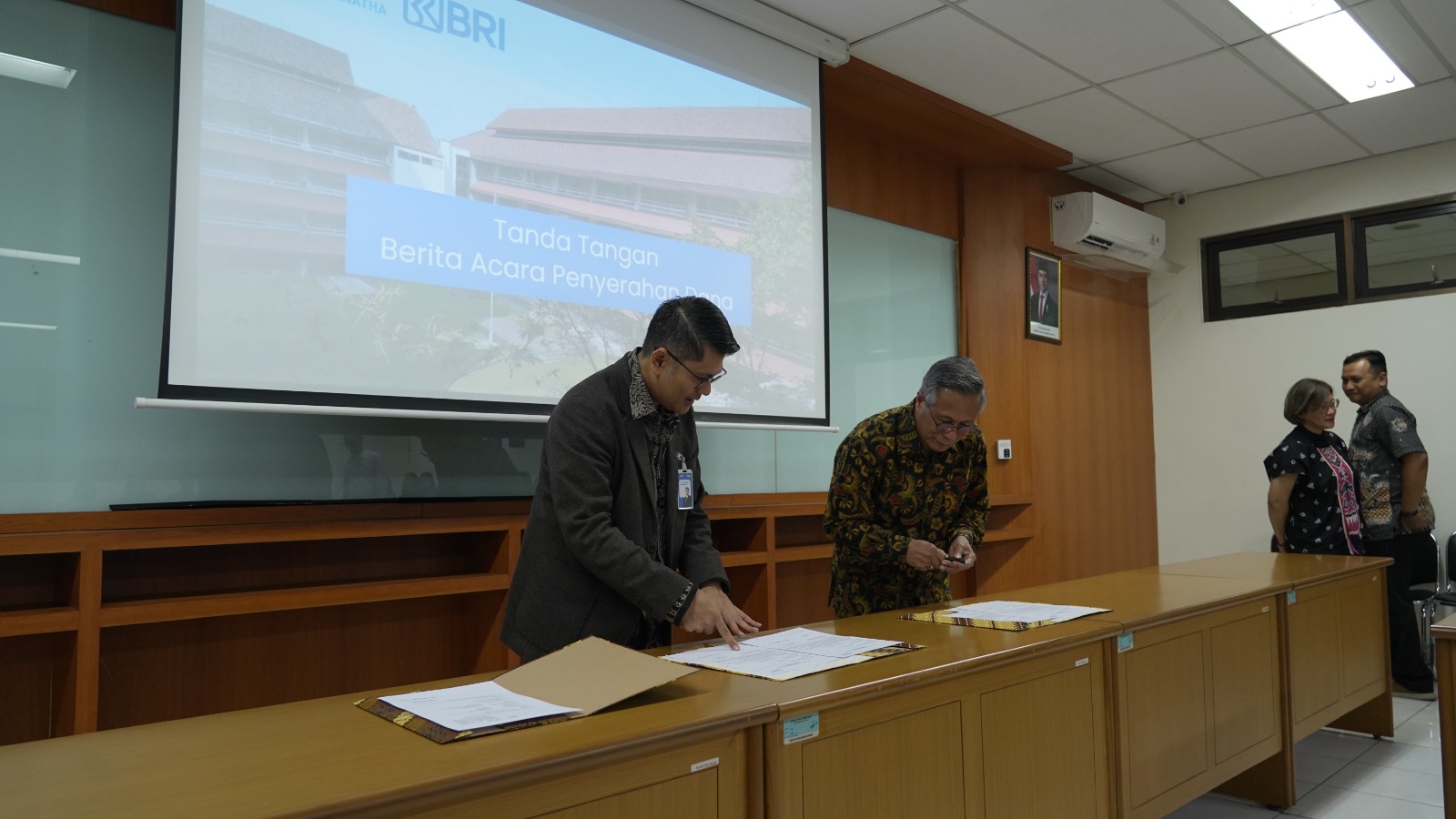 BRI Bandung Wujudkan Kepedulian di Dunia Pendidikan,  Salurkan Beasiswa ke Universitas Kristen Maranatha