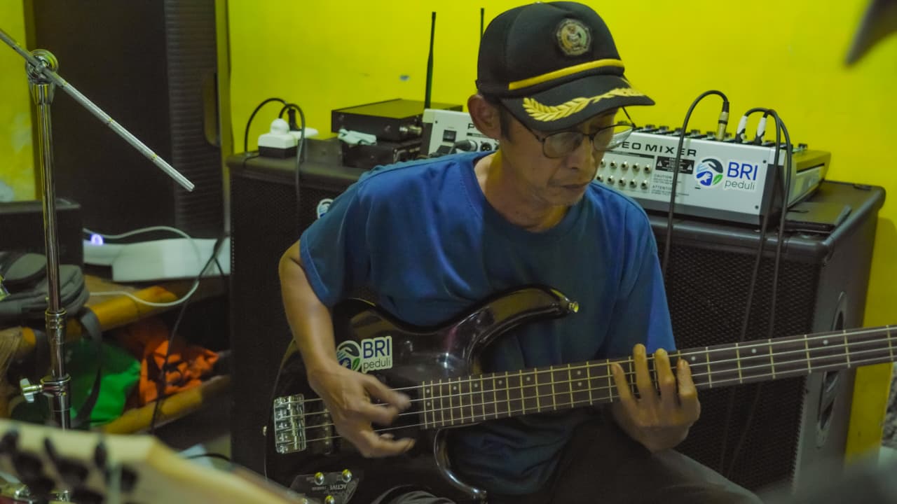 BRI Salurkan Bantuan Alat Musik untuk Dua Komunitas Seni di Sukabumi, Dorong Kreativitas Pemuda dan Pelestarian Budaya Lokal